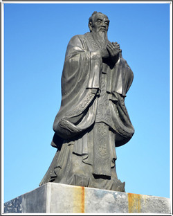 廣場銅雕孔子像