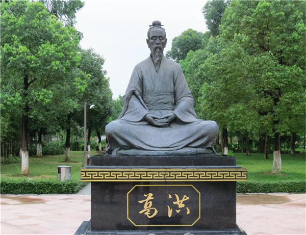 古代名醫(yī)雕像