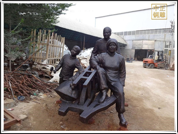 廣場民俗雕塑.jpg 廣場民俗雕塑.jpg