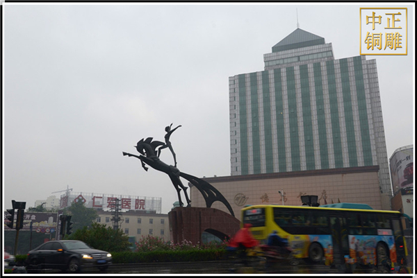 廣場銅馬雕塑 (2).jpg