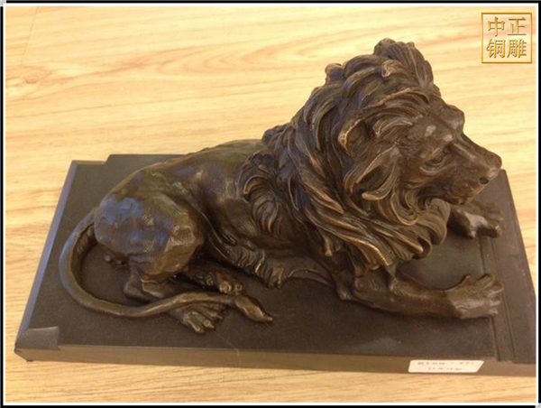 貼金獅子雕塑