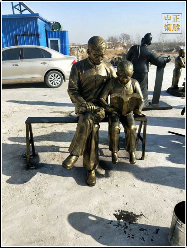 步行街街頭人物讀書雕塑