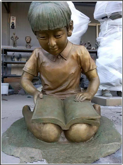 小女孩看書校園雕塑