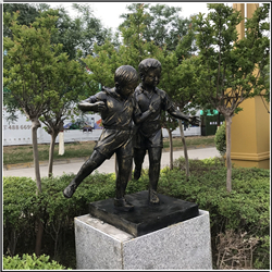 兩個小孩景觀雕塑