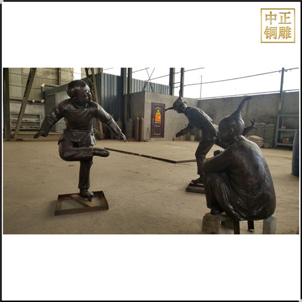 三個小孩踢毽子人物銅雕塑