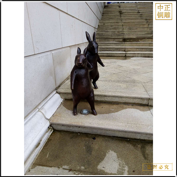 10兩只小兔子下臺階雕塑.jpg 10兩只小兔子下臺階雕塑.jpg