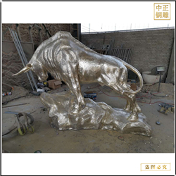 供應(yīng)銅雕開荒牛雕塑