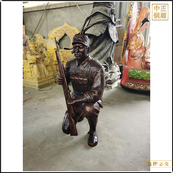 手握槍人物銅雕塑