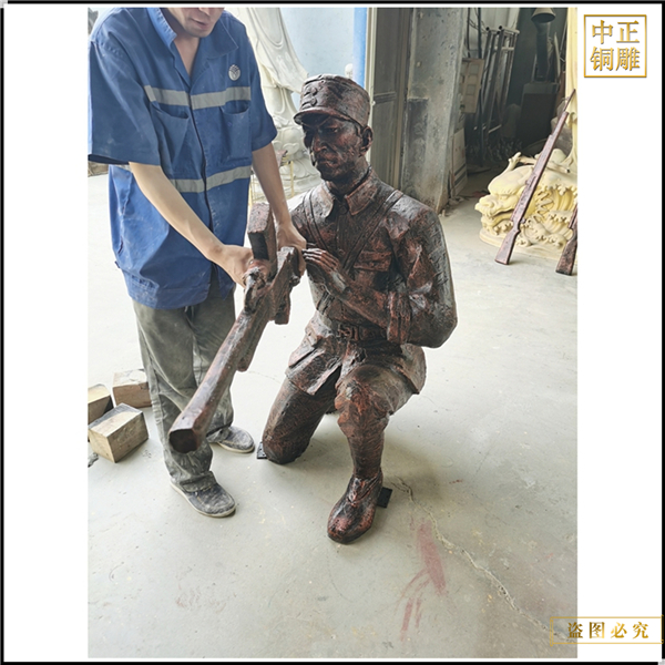 室外手拿槍人瞄準人物雕塑