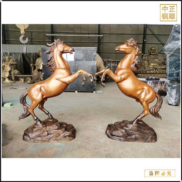 純銅小號(hào)馬到成功擺件鑄造.jpg 純銅小號(hào)馬到成功擺件鑄造.jpg