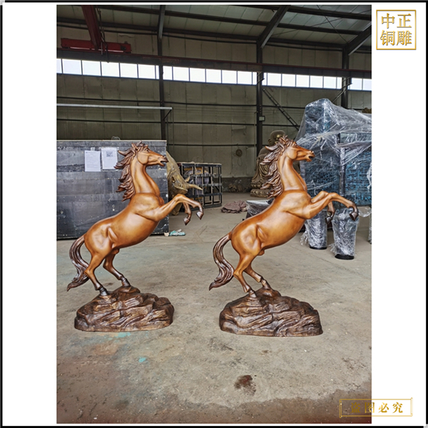 純銅小號(hào)一對(duì)馬到成功雕塑.jpg 純銅小號(hào)一對(duì)馬到成功雕塑.jpg