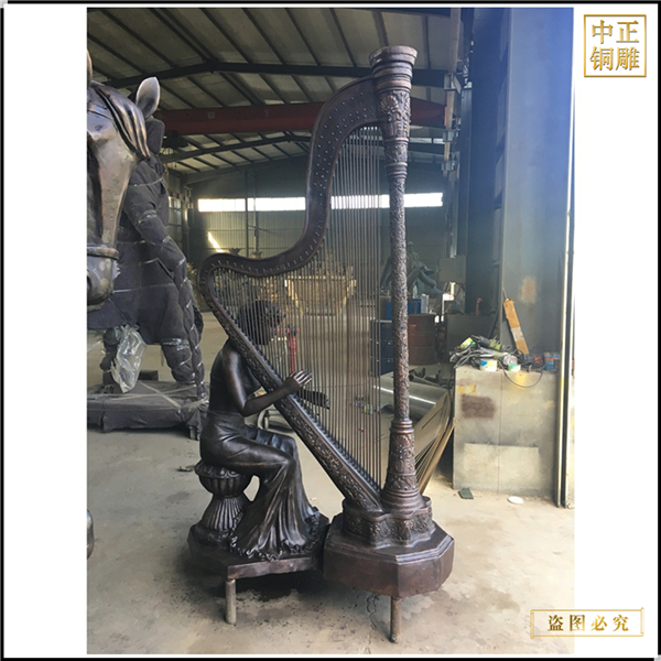15室外美女彈音樂(lè)銅雕塑鑄造.jpg