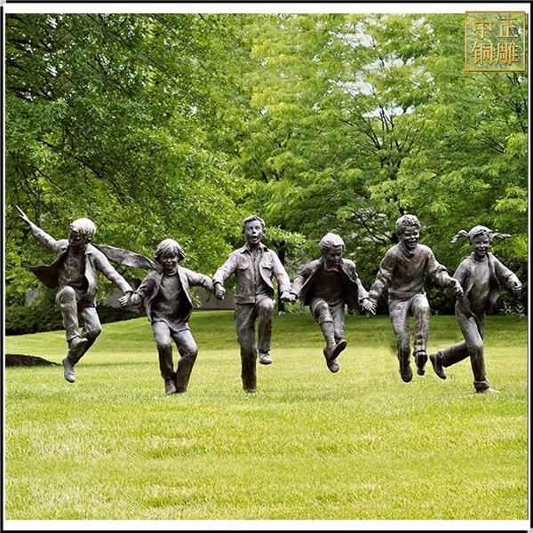 小孩草坪奔跑玩耍銅雕塑