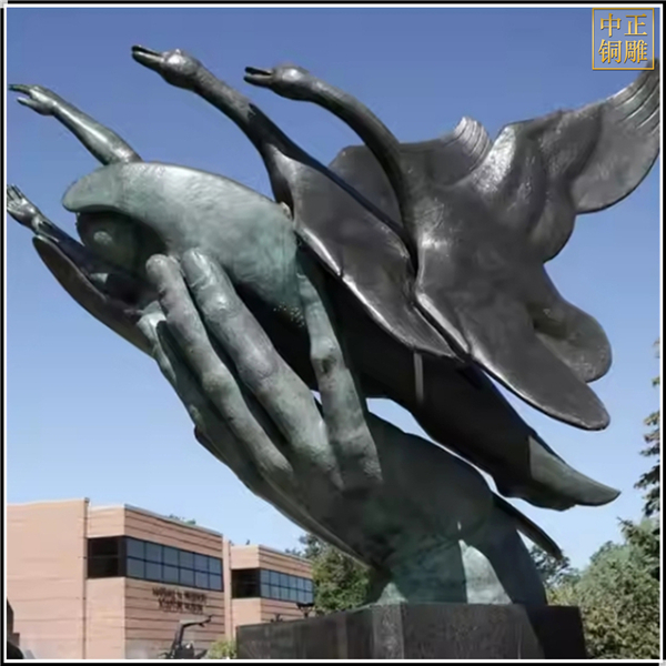 大型飛行群野鵝銅像在手.jpg