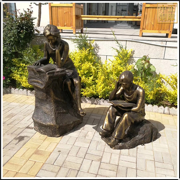 校園學(xué)生男孩女孩看書(shū)銅雕塑擺件.jpg 校園學(xué)生男孩女孩看書(shū)銅雕塑擺件.jpg